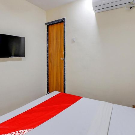 Hotel O Lotus Surat Buitenkant foto