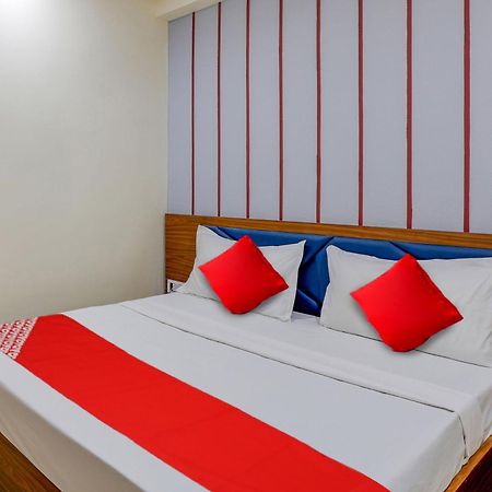 Hotel O Lotus Surat Buitenkant foto