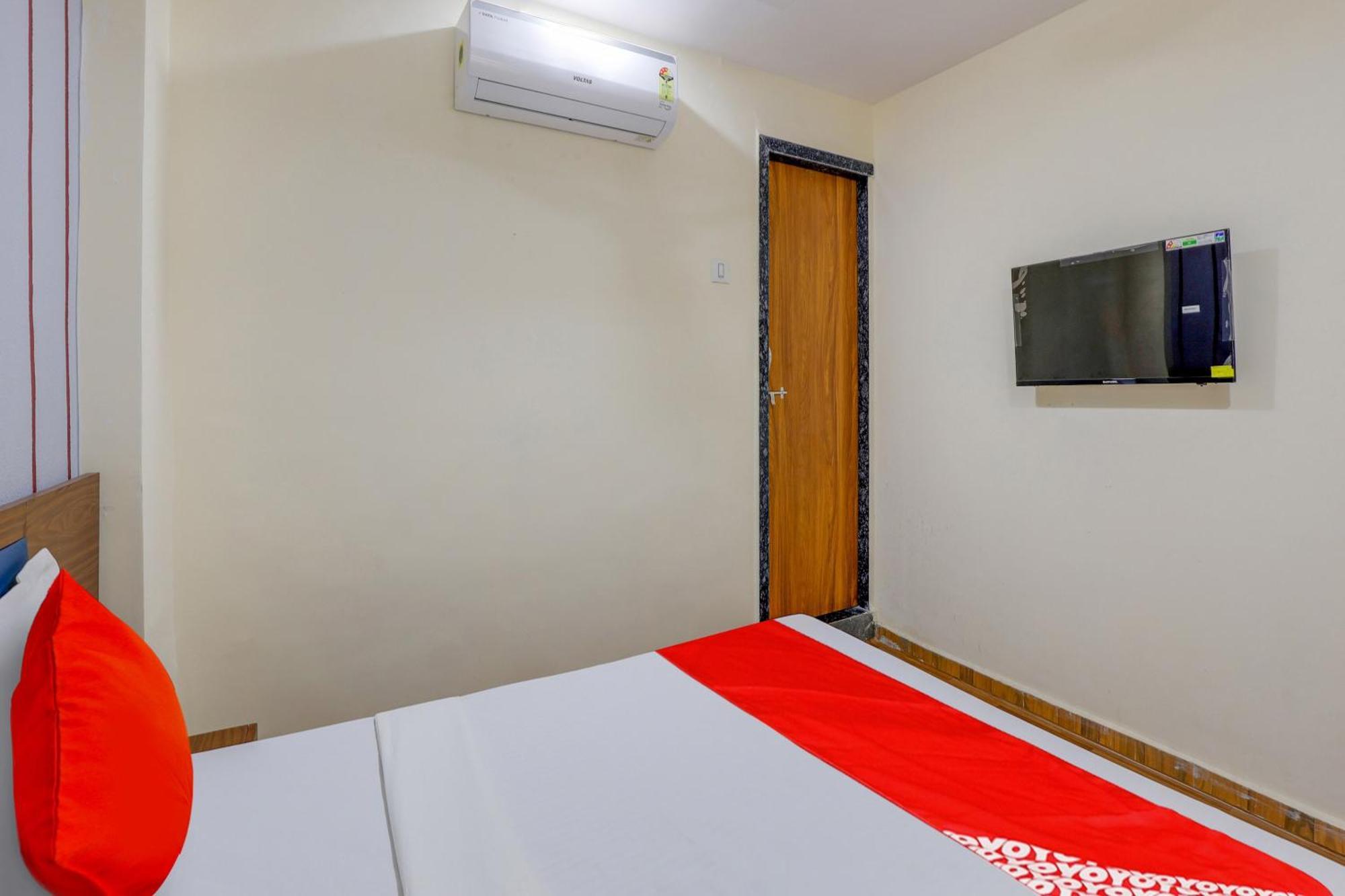 Hotel O Lotus Surat Buitenkant foto