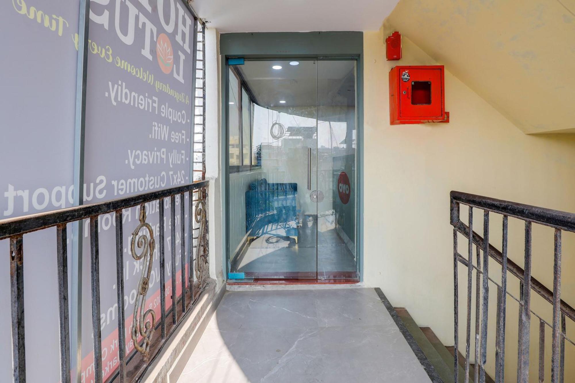 Hotel O Lotus Surat Buitenkant foto
