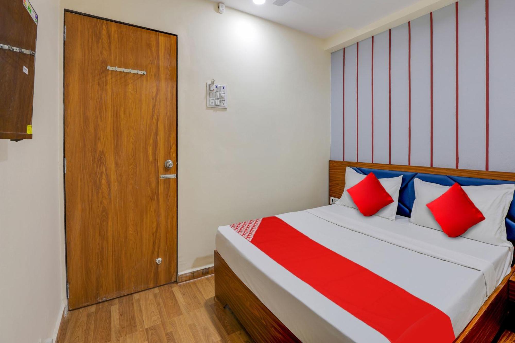 Hotel O Lotus Surat Buitenkant foto