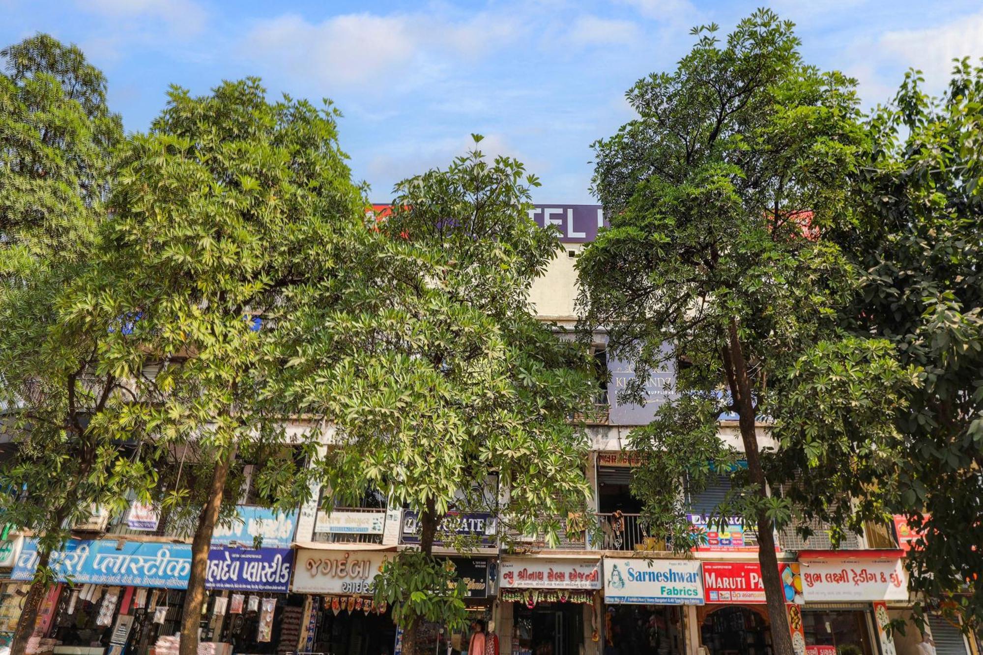 Hotel O Lotus Surat Buitenkant foto