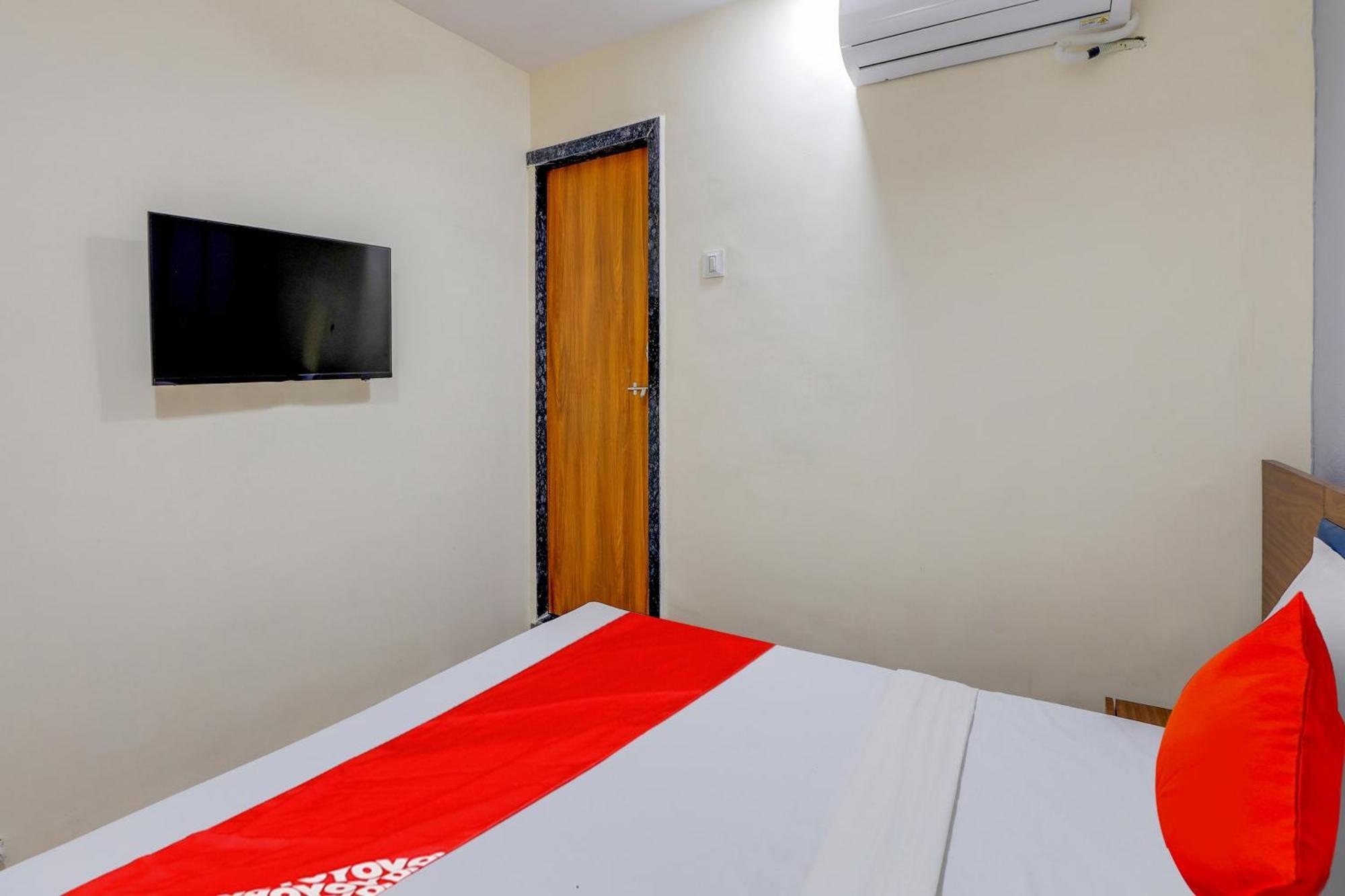 Hotel O Lotus Surat Buitenkant foto