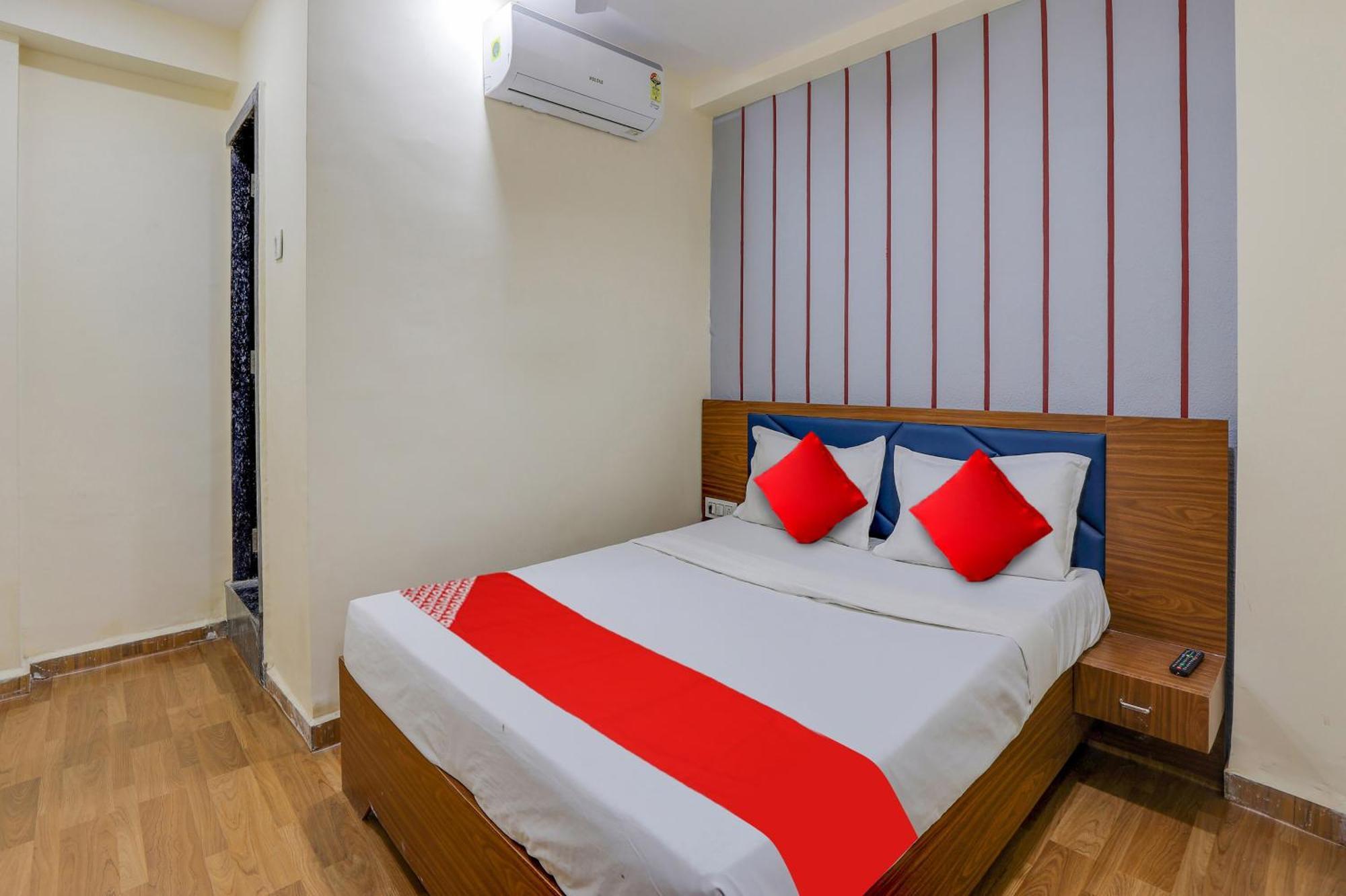 Hotel O Lotus Surat Buitenkant foto