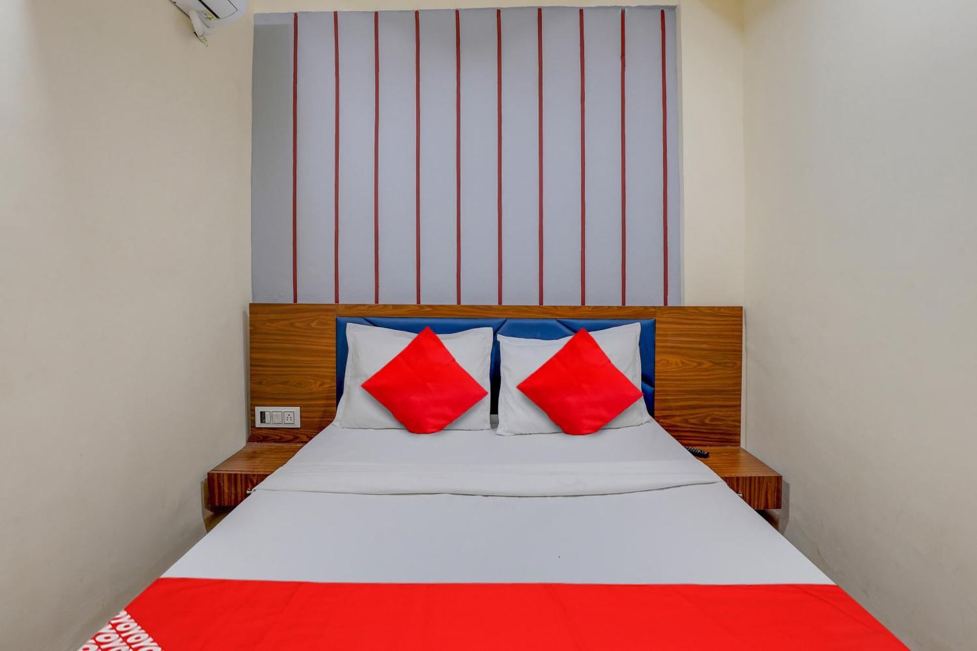 Hotel O Lotus Surat Buitenkant foto