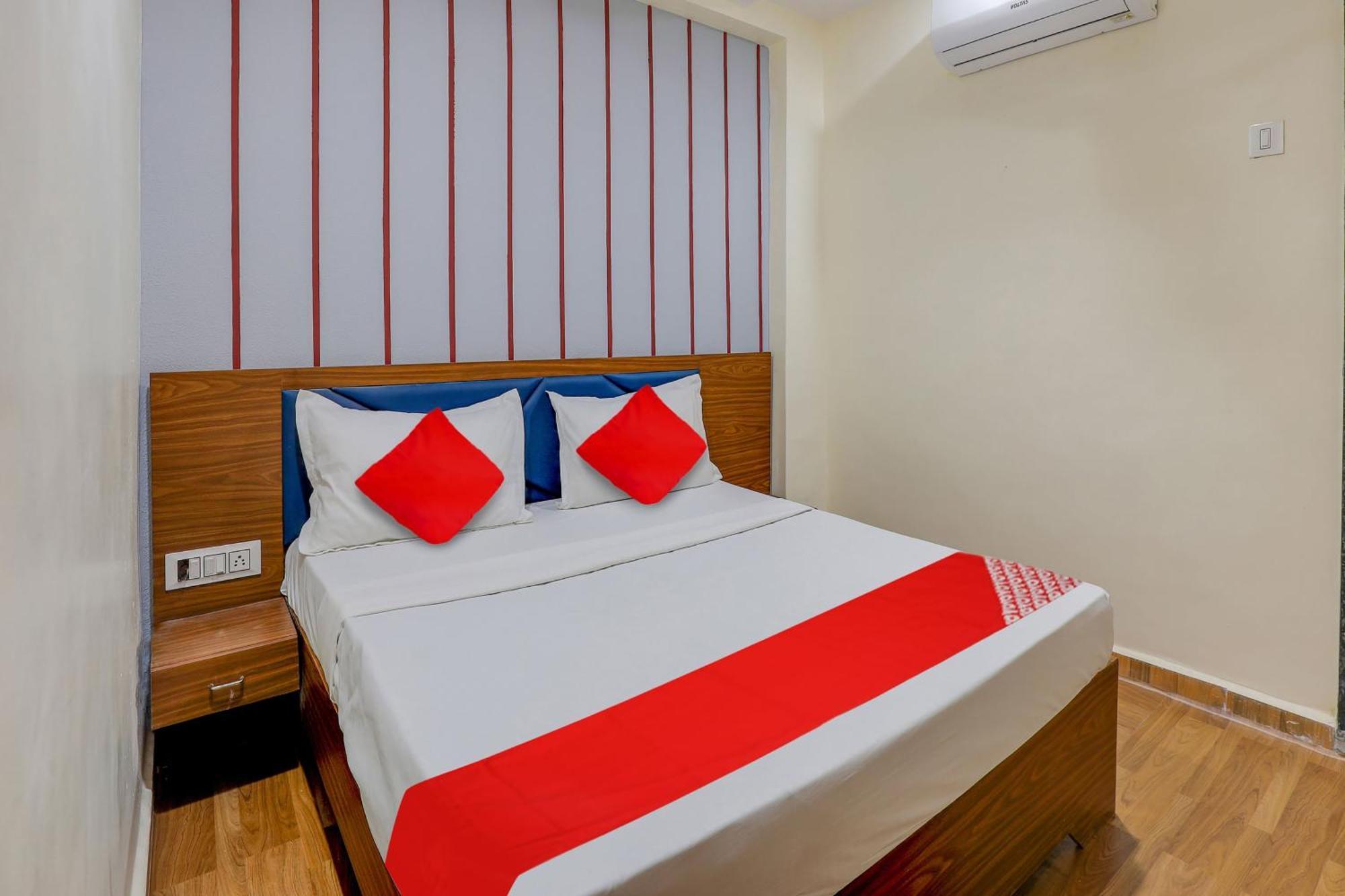 Hotel O Lotus Surat Buitenkant foto