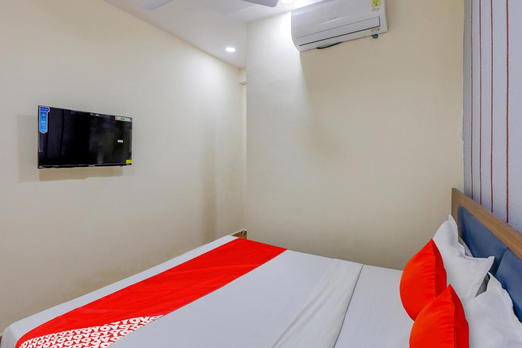 Hotel O Lotus Surat Buitenkant foto