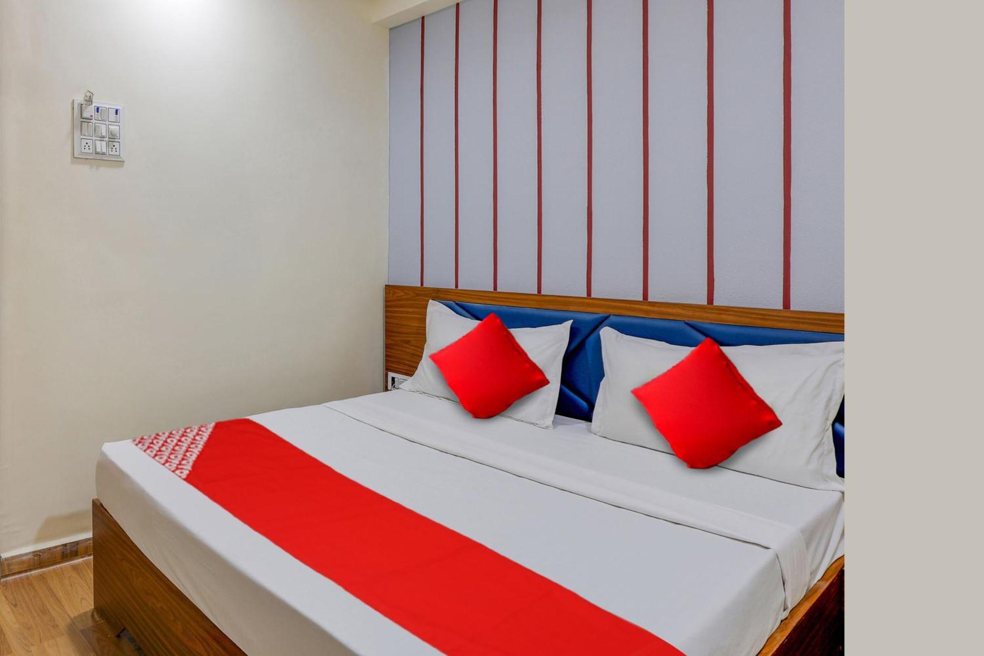 Hotel O Lotus Surat Buitenkant foto