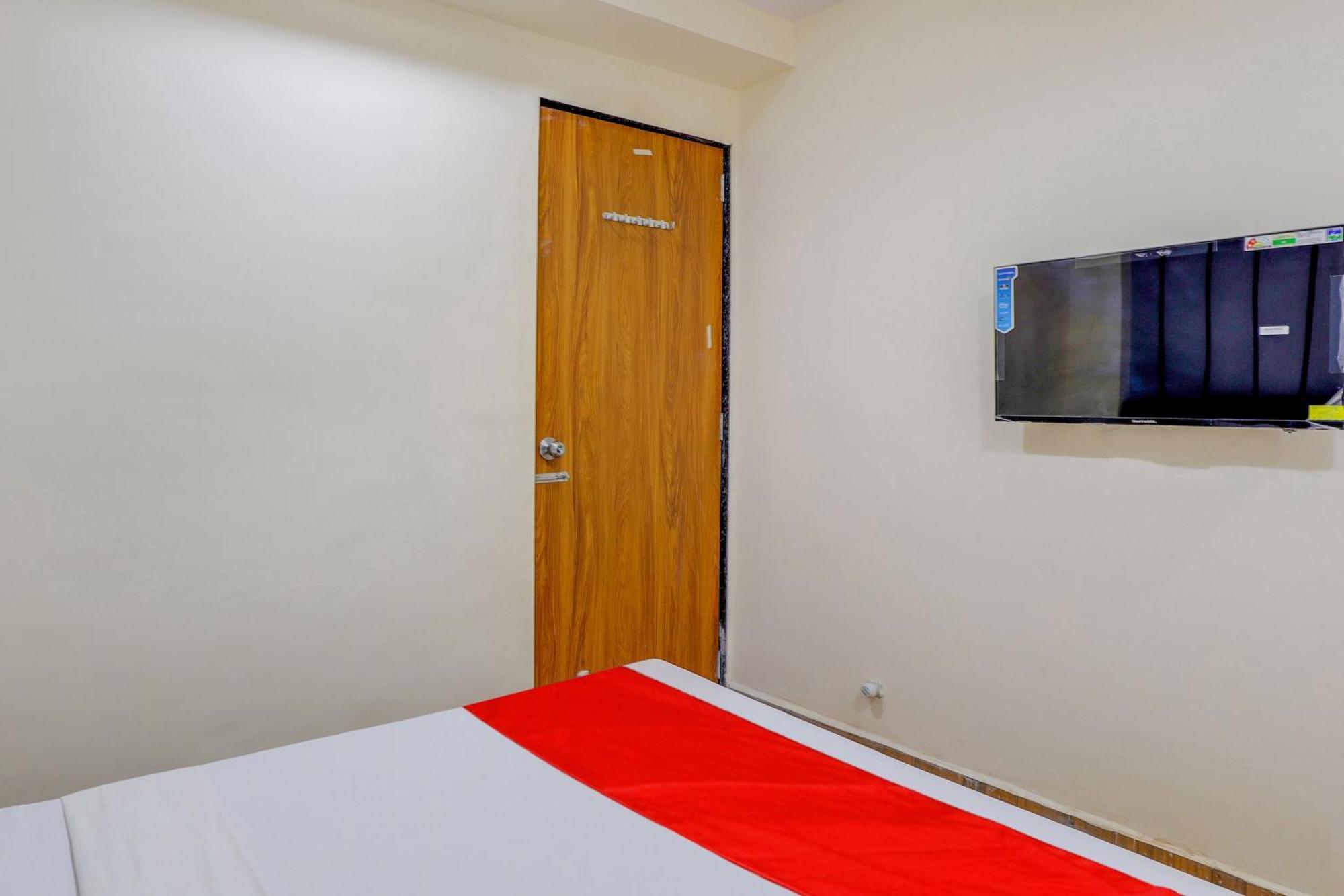 Hotel O Lotus Surat Buitenkant foto