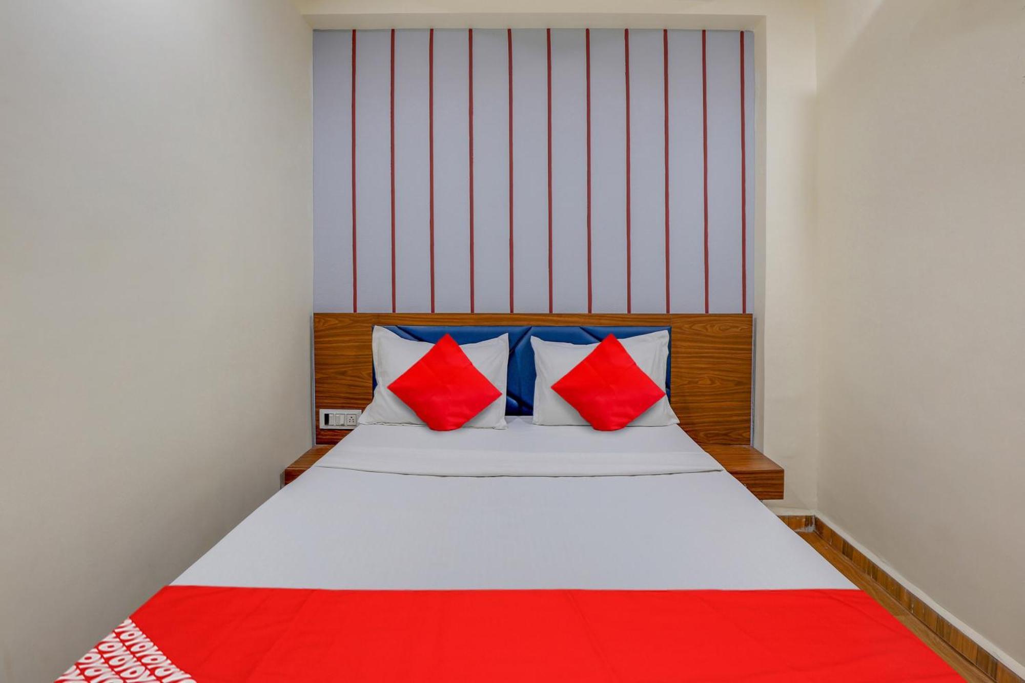 Hotel O Lotus Surat Buitenkant foto