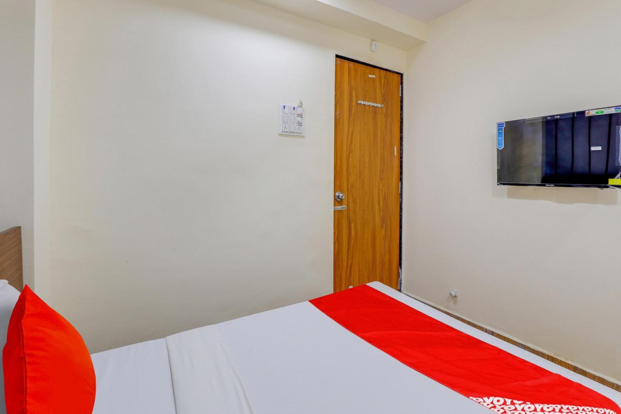 Hotel O Lotus Surat Buitenkant foto
